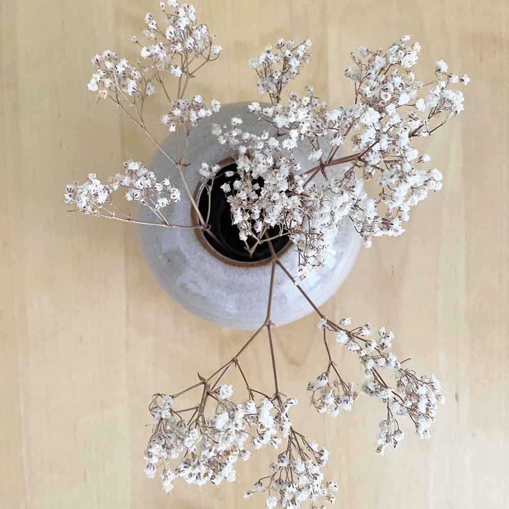 The Family House kleine Keramikvase Fado weiss Blumen handgemacht nordery