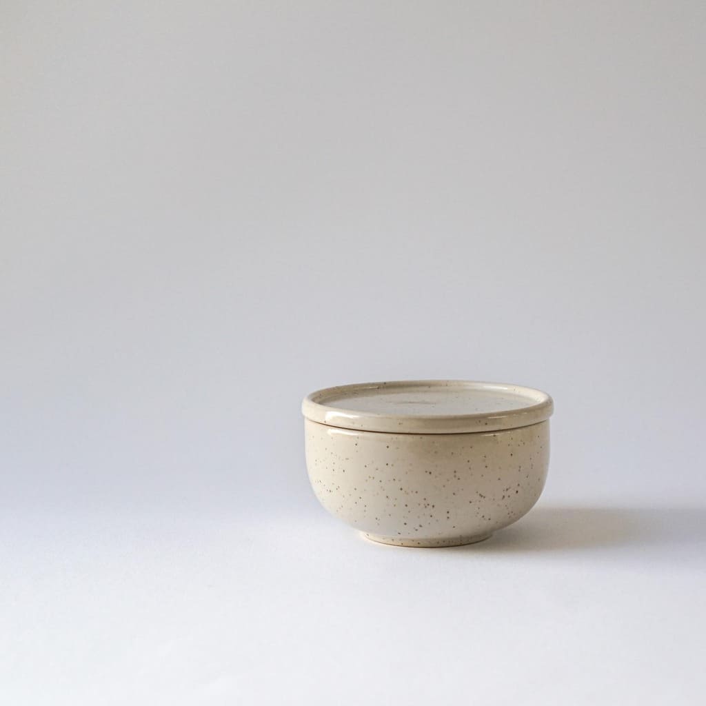 indre ceramics kleine keramikschale hollyhock sand speckles beige handgemacht steinzeug deckel nordery