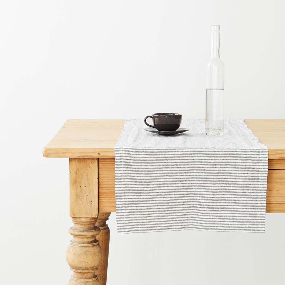 Leinen Tischdecke "Thin Black Stripes"